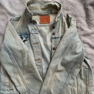 Light-wash Levi’s denim jacket